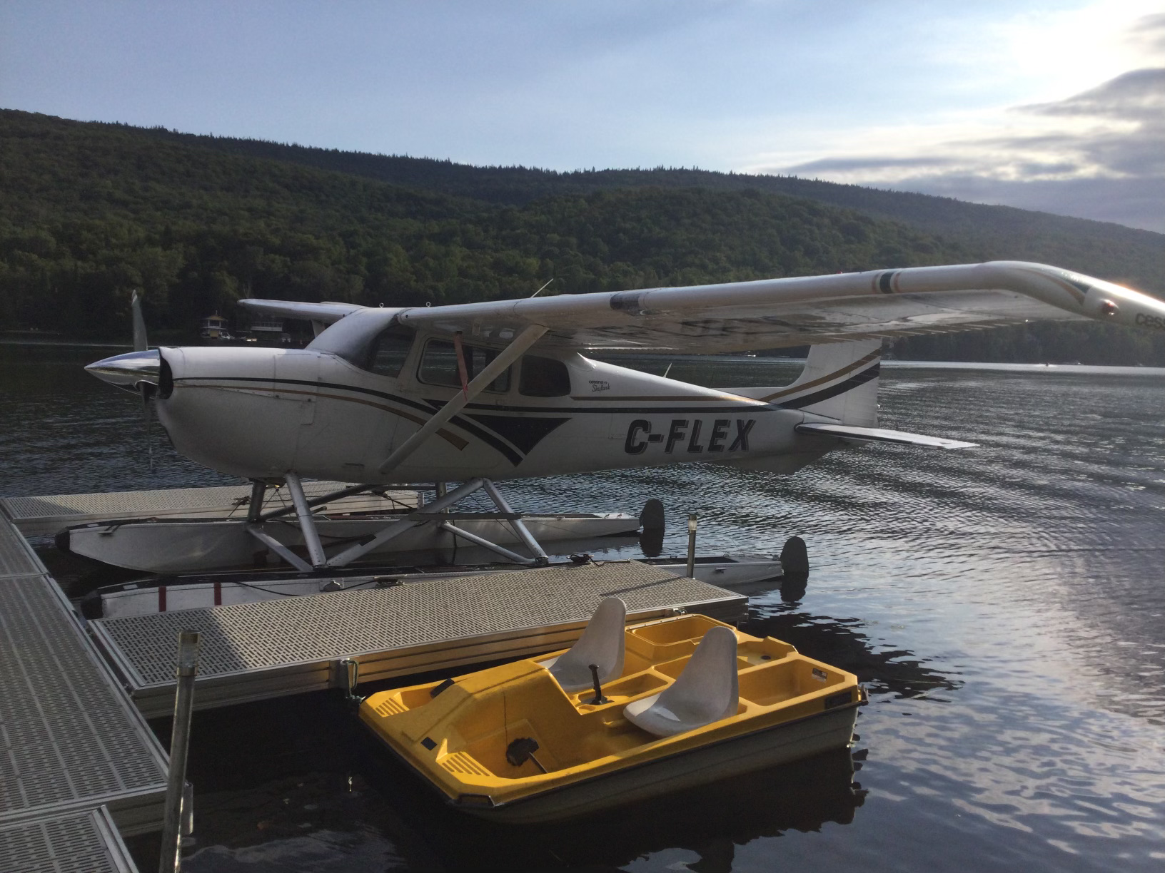 Cessna 175 sur flotteurs 180 HP